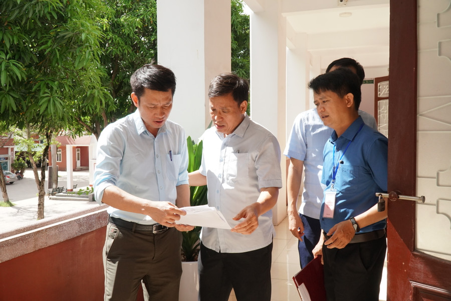 Với số thí sinh đăng ký dự thi đông nhất tỉnh Nghệ An, cán bộ Hội đồng thi Trường THPT Huỳnh Thúc Kháng (TP Vinh) kiểm tra việc sắp xếp bố trí phòng thi, điểm thi theo quy định. Ảnh: Hồ Lài Với số thí sinh đăng ký dự thi đông nhất tỉnh Nghệ An, cán bộ Hội đồng thi Trường THPT Huỳnh Thúc Kháng (TP Vinh) kiểm tra việc sắp xếp bố trí phòng thi, điểm thi theo quy định. Ảnh: Hồ Lài