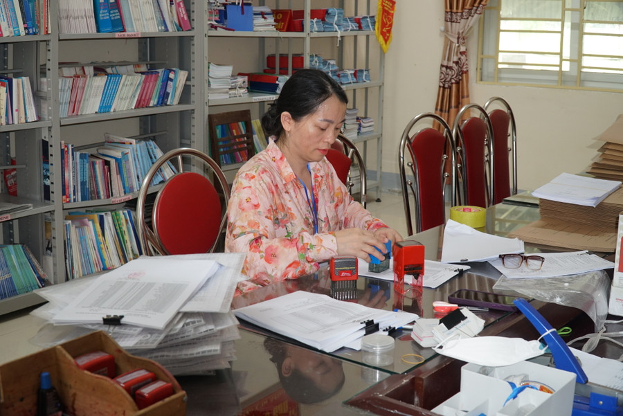 Bộ phận văn thư đóng dấu danh sách thí sinh để niêm yết tại mỗi phòng thi tại Trường THPT Nguyễn Duy Trinh (huyện Nghi Lộc, Nghệ An). Ảnh: Hồ Lài Bộ phận văn thư đóng dấu danh sách thí sinh để niêm yết tại mỗi phòng thi tại Trường THPT Nguyễn Duy Trinh (huyện Nghi Lộc, Nghệ An). Ảnh: Hồ Lài