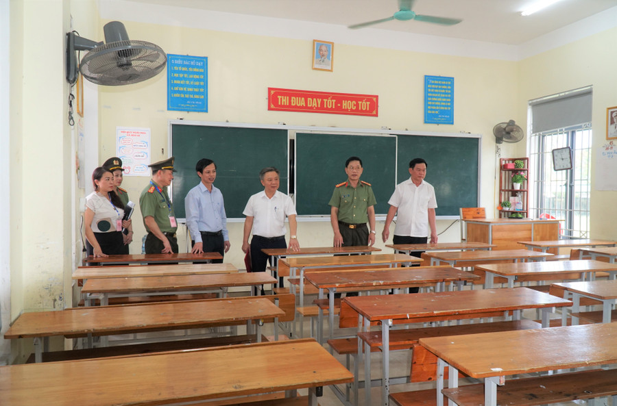 Đoàn công tác kiểm tra cơ sở vật chất phòng thi tại Trường THCS Quán Bàu - một điểm thi của Hội đồng thi Trường THPT Hà Huy Tập (TP Vinh, Nghệ An). Ảnh: Hồ Lài Đoàn công tác kiểm tra cơ sở vật chất phòng thi tại Trường THCS Quán Bàu - một điểm thi của Hội đồng thi Trường THPT Hà Huy Tập (TP Vinh, Nghệ An). Ảnh: Hồ Lài