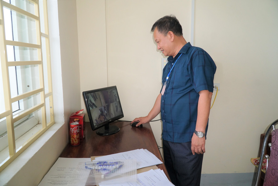 Kiểm tra hoạt động của các camera giám sát tại điểm thi Trường THPT Nguyễn Duy Trinh. Ảnh: Hồ Lài Kiểm tra hoạt động của các camera giám sát tại điểm thi Trường THPT Nguyễn Duy Trinh. Ảnh: Hồ Lài