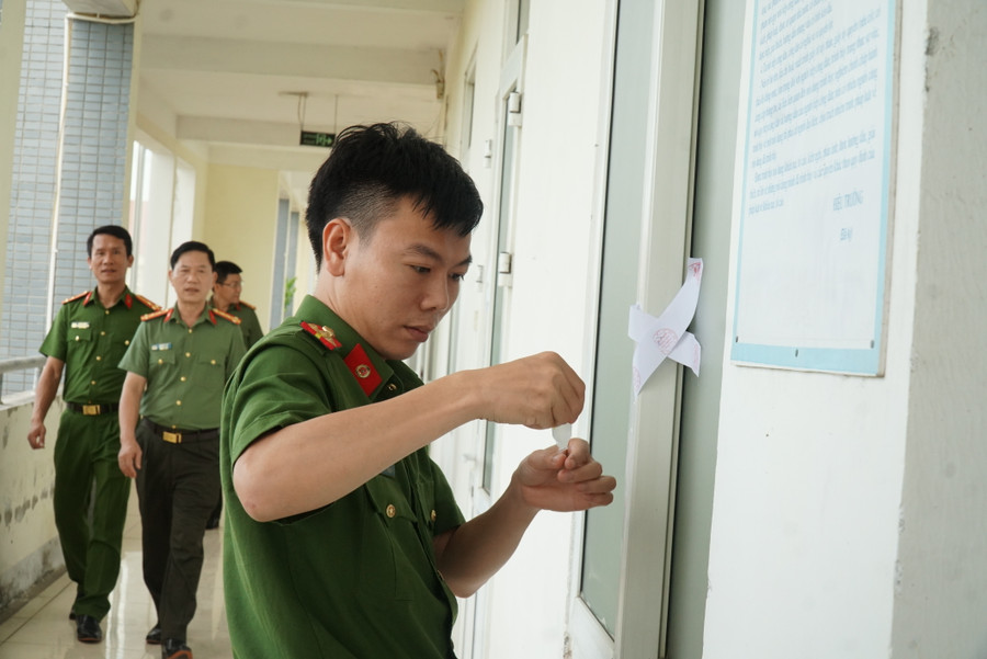 Khu vực cửa sổ tại phòng lưu trữ đề thi, bài thi được niêm phong. Ảnh: Hồ Lài Khu vực cửa sổ tại phòng lưu trữ đề thi, bài thi được niêm phong. Ảnh: Hồ Lài