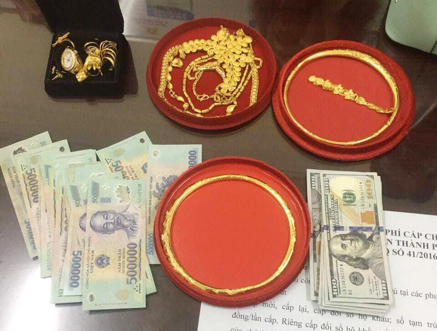 Tang vật thu giữ gồm tiền, vàng mừng cưới Tang vật thu giữ gồm tiền, vàng mừng cưới