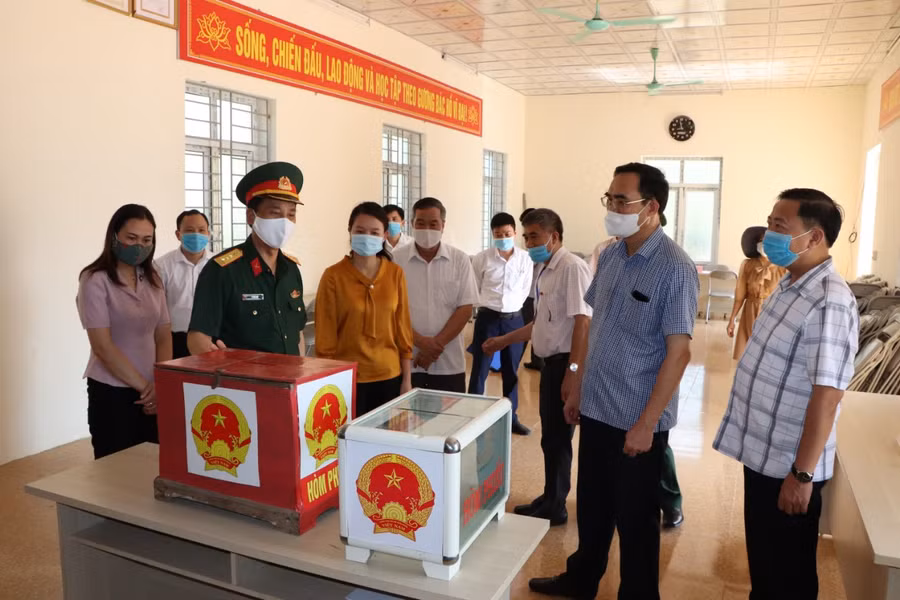 Kiểm tra công tác chuẩn bị bầu cử tại huyện Quan Hóa.