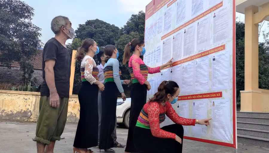 Cử tri xã Phú Nghiêm, huyện Quan Hóa (Thanh Hóa) xem danh sách ứng cử viên đại biểu Quốc hội khóa XV và HĐND các cấp, nhiệm kỳ 2021-2026, tại nhà văn hóa bản Cang.