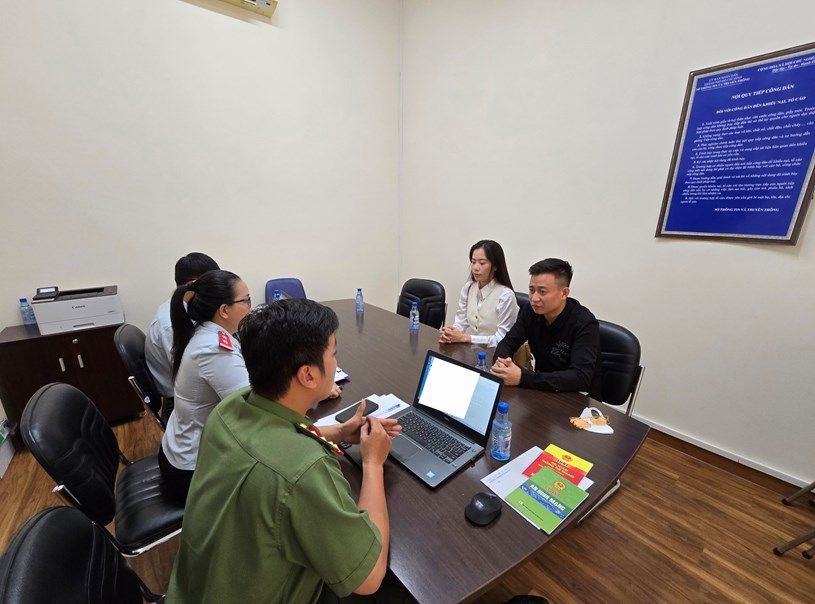 Cơ quan chức năng làm việc với bà Nguyễn Thị Lệ Nam Em và người đại diện. (Ảnh: Sở Thông tin và Truyền thông TPHCM)