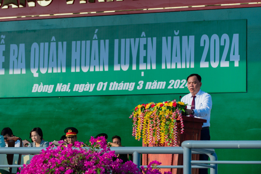 Quyền Chủ tịch UBND tỉnh Đồng Nai Võ Tấn Đức phát biểu tại lễ ra quân. (Ảnh: Phúc Minh)