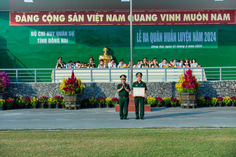 Bộ Chỉ huy Quân sự tỉnh Đồng Nai đón nhận danh hiệu đơn vị vững mạnh toàn diện mẫu mực tiêu biểu do Bộ Quốc phòng tặng. (Ảnh: Phúc Minh)