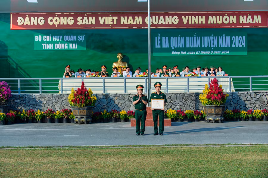 Bộ Chỉ huy Quân sự tỉnh Đồng Nai đón nhận danh hiệu đơn vị vững mạnh toàn diện mẫu mực tiêu biểu do Bộ Quốc phòng tặng. (Ảnh: Phúc Minh)
