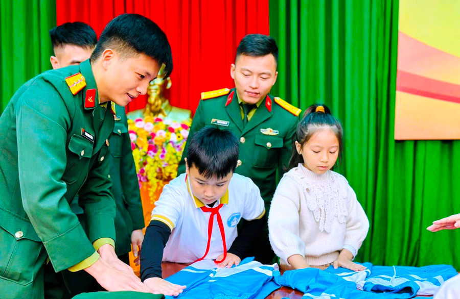 Học sinh được tham gia trải nghiệm gấp quần áo, chăn màn... do các chú Bộ đội hướng dẫn. Ảnh: NTCC Học sinh được tham gia trải nghiệm gấp quần áo, chăn màn... do các chú Bộ đội hướng dẫn. Ảnh: NTCC