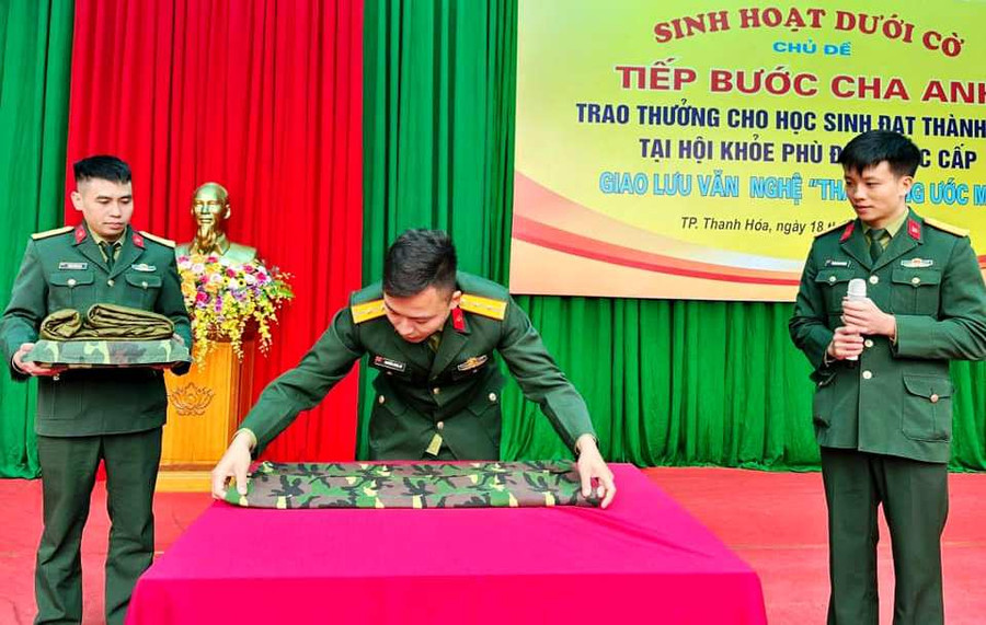 Cán bộ, chiến sĩ Kho 661 (Cục Xăng dầu, Tổng cục Hậu cần) thực hiện cách gấp chăn, quần áo cho học sinh học tập. Ảnh: NTCC Cán bộ, chiến sĩ Kho 661 (Cục Xăng dầu, Tổng cục Hậu cần) thực hiện cách gấp chăn, quần áo cho học sinh học tập. Ảnh: NTCC