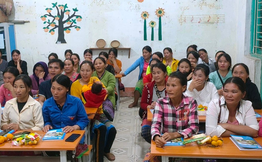 Lớp học xóa mù chữ ở bản Suối Lóng, xã Tam Chung (Mường Lát, Thanh Hóa) khai giảng hồi đầu tháng 11 vừa qua. Ảnh: Thầy giáo Phạm Văn Kiên cung cấp. Lớp học xóa mù chữ ở bản Suối Lóng, xã Tam Chung (Mường Lát, Thanh Hóa) khai giảng hồi đầu tháng 11 vừa qua. Ảnh: Thầy giáo Phạm Văn Kiên cung cấp.