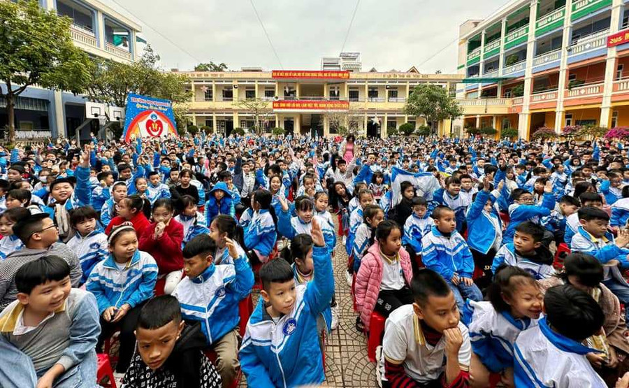 Gần 1.800 học sinh Trường Tiểu học Nguyễn Văn Trỗi (TP Thanh Hóa) tham gia buổi sinh hoạt dưới cơ và giao lưu tìm hiểu về Quân đội Nhân dân Việt Nam. Ảnh: NTCC Gần 1.800 học sinh Trường Tiểu học Nguyễn Văn Trỗi (TP Thanh Hóa) tham gia buổi sinh hoạt dưới cơ và giao lưu tìm hiểu về Quân đội Nhân dân Việt Nam. Ảnh: NTCC