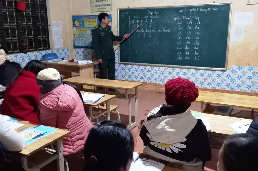 Lớp học xóa mù chữ cho phụ nữ bản Kéo Hượn, (xã Nhi Sơn) do Đồn Biên phòng Pù Nhi (Mường Lát, Thanh Hóa) tổ chức. Ảnh: NG.Đ.