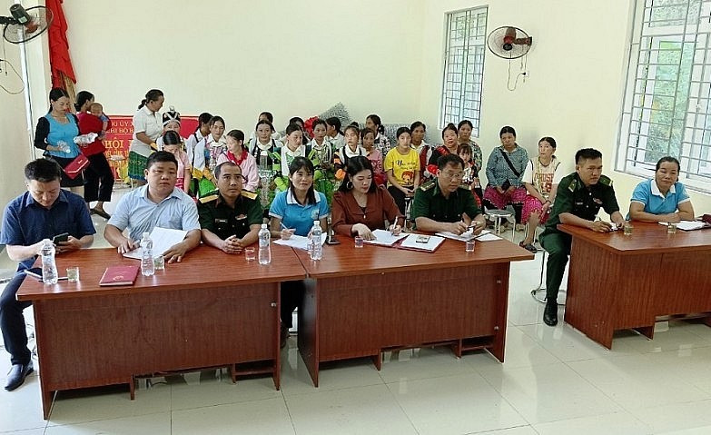 Đại diện xã Trung Lý và cán bộ, chiến sĩ Đồn Biên phòng Trung Lý (Mường Lát) dự buổi Lễ khai giảng lớp học xóa mù chữ cho phụ nữ địa phương năm 2023. Ảnh: Tuấn Bình. Đại diện xã Trung Lý và cán bộ, chiến sĩ Đồn Biên phòng Trung Lý (Mường Lát) dự buổi Lễ khai giảng lớp học xóa mù chữ cho phụ nữ địa phương năm 2023. Ảnh: Tuấn Bình.