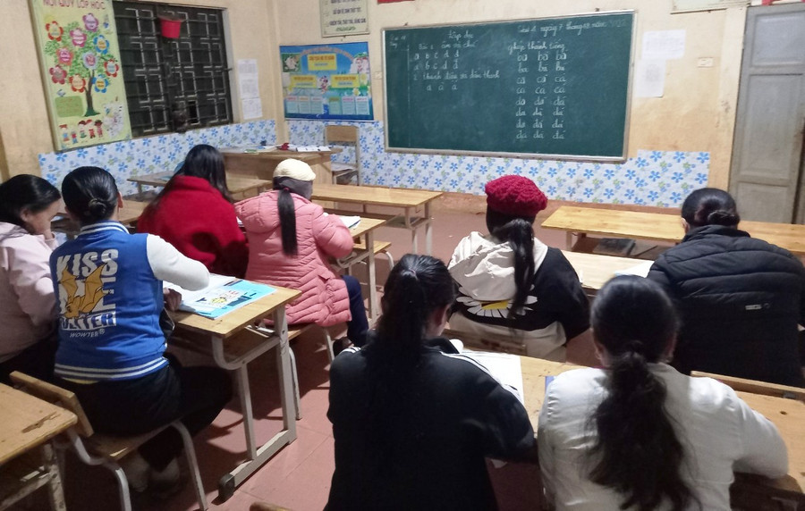 Qua 3 tháng học, hầu hết học viên của lớp đều đã biết đọc, biết viết. Ảnh: NG.Đ. Qua 3 tháng học, hầu hết học viên của lớp đều đã biết đọc, biết viết. Ảnh: NG.Đ.