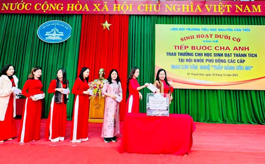Cán bộ, giáo viên, nhân viên nhà trường quyên góp hỗ trợ trẻ em tàn tật Việt Nam, học sinh nghèo dịp Tết Nguyên đán. Ảnh: NTCC Cán bộ, giáo viên, nhân viên nhà trường quyên góp hỗ trợ trẻ em tàn tật Việt Nam, học sinh nghèo dịp Tết Nguyên đán. Ảnh: NTCC