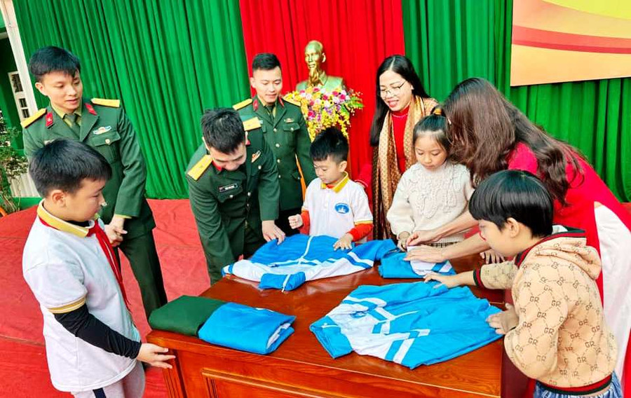 Học sinh hào hứng trải nghiệm cách gấp quần áo, chăn màn do các chú bộ đội hướng dẫn. Ảnh: NTCC Học sinh hào hứng trải nghiệm cách gấp quần áo, chăn màn do các chú bộ đội hướng dẫn. Ảnh: NTCC