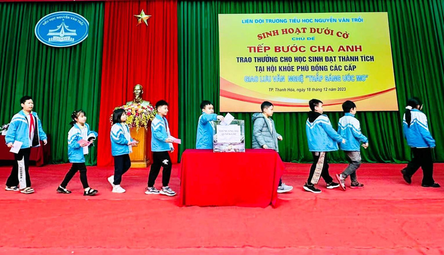 Học sinh cũng tham gia quyên góp, hỗ trợ học sinh nghèo dịp Tết Nguyên đán. Ảnh: NTCC Học sinh cũng tham gia quyên góp, hỗ trợ học sinh nghèo dịp Tết Nguyên đán. Ảnh: NTCC