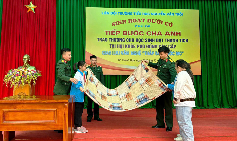 Hướng dẫn học sinh cách gấp chăn gọn gàng, ngăn nắp.Ảnh: NTCC Hướng dẫn học sinh cách gấp chăn gọn gàng, ngăn nắp.Ảnh: NTCC
