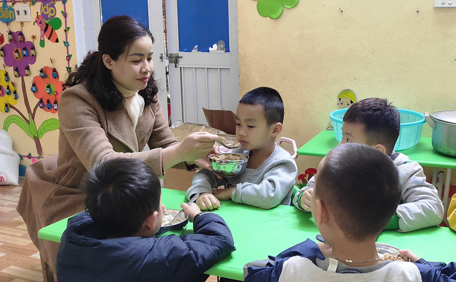 Cô giáo chăm sóc trẻ ở Trường Mầm non Phú Xuân, huyện Quan Hóa. Ảnh: TL Cô giáo chăm sóc trẻ ở Trường Mầm non Phú Xuân, huyện Quan Hóa. Ảnh: TL