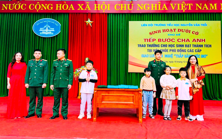 Buổi giao lưu "Tiếp bước cha anh" đã mang lại nhiều bổ ích cho học sinh Trường Tiểu học Nguyễn Văn Trỗi. Ảnh: NTCC Buổi giao lưu "Tiếp bước cha anh" đã mang lại nhiều bổ ích cho học sinh Trường Tiểu học Nguyễn Văn Trỗi. Ảnh: NTCC