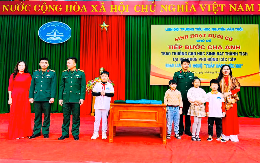 Buổi giao lưu "Tiếp bước cha anh" đã mang lại nhiều bổ ích cho học sinh Trường Tiểu học Nguyễn Văn Trỗi. Ảnh: NTCC