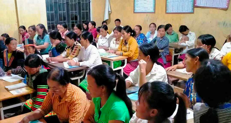 Lớp học xóa mù chữ đã thu hút đông đảo phụ nữ người Mông ở bản Pa Búa (xã Trung Lý, huyện Mường Lát) tham gia. Ảnh: Trung tâm HTCĐ xã Trung Lý cung cấp. Lớp học xóa mù chữ đã thu hút đông đảo phụ nữ người Mông ở bản Pa Búa (xã Trung Lý, huyện Mường Lát) tham gia. Ảnh: Trung tâm HTCĐ xã Trung Lý cung cấp.
