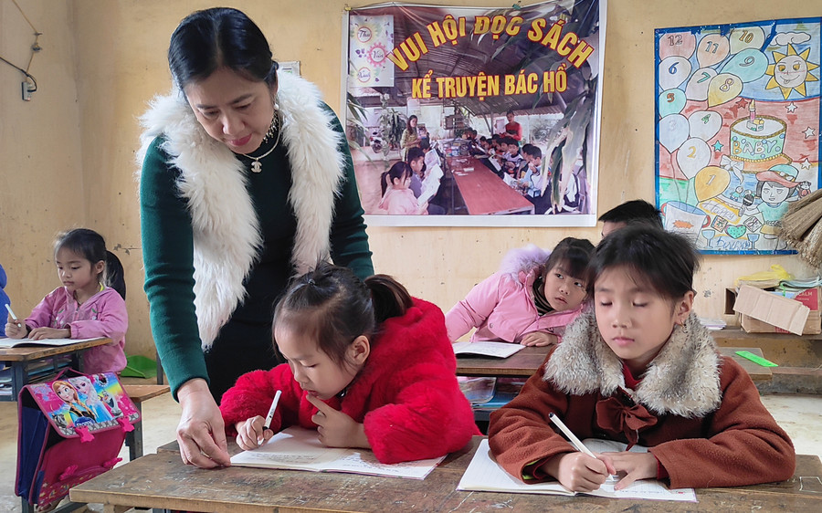 Cô và trò ở điểm lẻ Tân Sơn - Trường Tiểu học Thanh Xuân (Quan Hóa, Thanh Hóa). Ảnh; TL. Cô và trò ở điểm lẻ Tân Sơn - Trường Tiểu học Thanh Xuân (Quan Hóa, Thanh Hóa). Ảnh; TL.