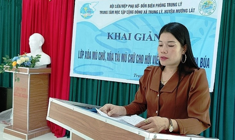 Bà Ngân Thị Vân, Phó Bí thư Đảng uỷ xã Trung Lý (Mường Lát, Thanh Hóa) phát biểu tại buổi Khai giảng lớp xóa mù chữ cho phụ nữ địa phương. Ảnh Tuấn Bình Bà Ngân Thị Vân, Phó Bí thư Đảng uỷ xã Trung Lý (Mường Lát, Thanh Hóa) phát biểu tại buổi Khai giảng lớp xóa mù chữ cho phụ nữ địa phương. Ảnh Tuấn Bình