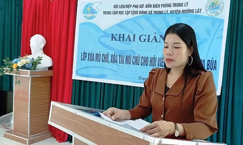 Bà Ngân Thị Vân, Phó Bí thư Đảng uỷ xã Trung Lý (Mường Lát, Thanh Hóa) phát biểu tại buổi Khai giảng lớp xóa mù chữ cho phụ nữ địa phương. Ảnh Tuấn Bình