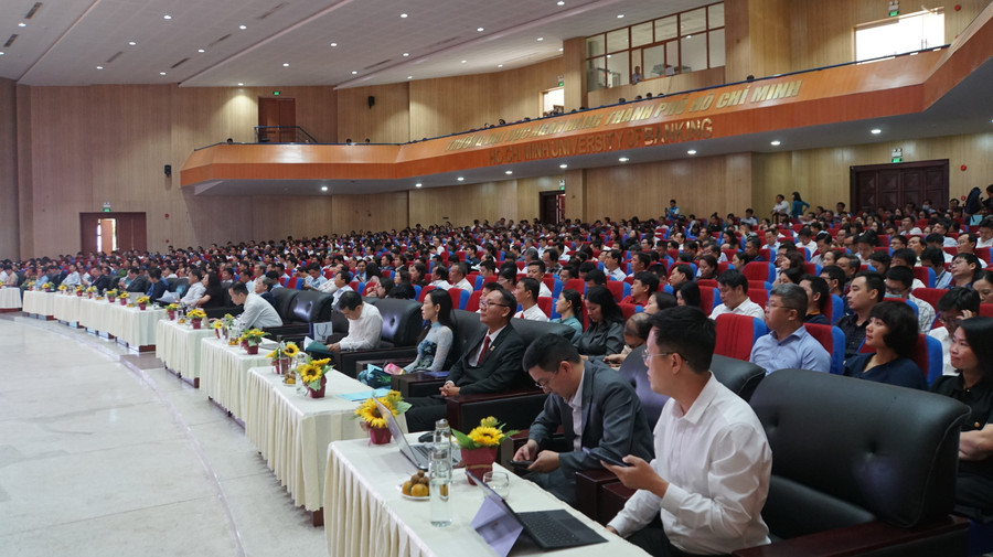 Hơn 800 lãnh đạo nhà trường, cán bộ phụ trách công tác tuyển sinh, đào tạo từ các trường đại học tham dự hội nghị. Ảnh: Mạnh Tùng Hơn 800 lãnh đạo nhà trường, cán bộ phụ trách công tác tuyển sinh, đào tạo từ các trường đại học tham dự hội nghị. Ảnh: Mạnh Tùng