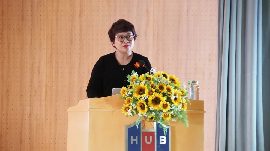 Bà Nguyễn Thu Thủy, Vụ trưởng Vụ Giáo dục đại học (Bộ GD&ĐT) báo cáo công tác tuyển sinh năm 2023 và triển khai công tác tuyển sinh năm 2024. Ảnh: Mạnh Tùng
