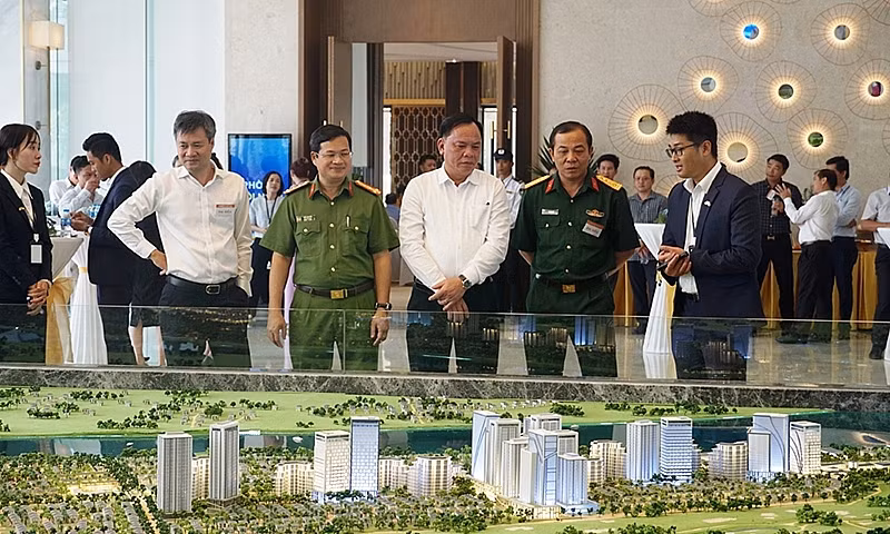 Quyền Chủ tịch UBND tỉnh Đồng Nai Võ Tấn Đức (áo trắng giữa) và các đại biểu dự Hội nghị nghe giới thiệu về 1 dự án tại huyện Nhơn Trạch. (Ảnh: Phúc Minh) Quyền Chủ tịch UBND tỉnh Đồng Nai Võ Tấn Đức (áo trắng giữa) và các đại biểu dự Hội nghị nghe giới thiệu về 1 dự án tại huyện Nhơn Trạch. (Ảnh: Phúc Minh)