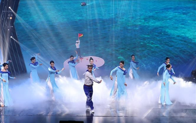 Chương trình nghệ thuật “Khát vọng đại dương xanh”. Ảnh: Dương Giang/TTXVN Chương trình nghệ thuật “Khát vọng đại dương xanh”. Ảnh: Dương Giang/TTXVN