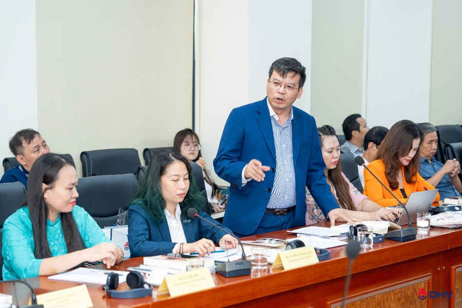 Các đại biểu tham luận tại hội thảo. Ảnh: DHV.
