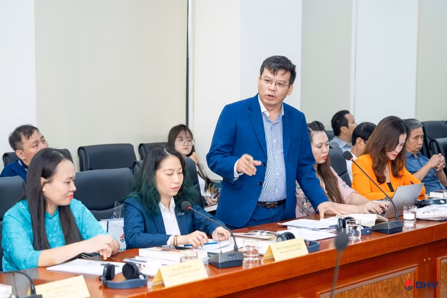 Các đại biểu tham luận tại hội thảo. Ảnh: DHV.
