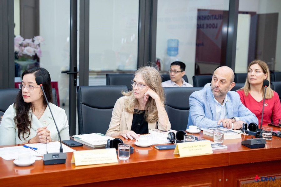 Các đại biểu tham luận tại hội thảo. Ảnh: DHV.