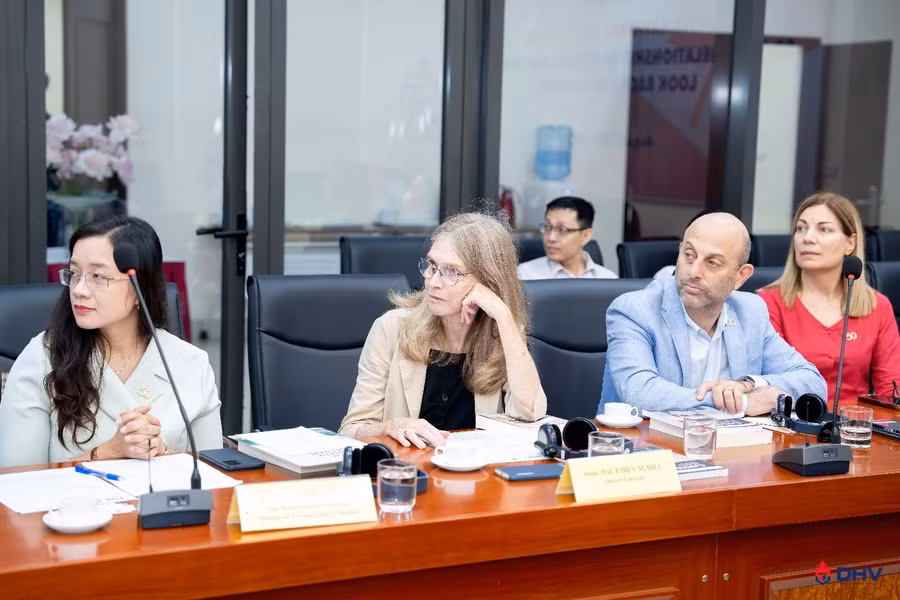 Các đại biểu tham luận tại hội thảo. Ảnh: DHV.