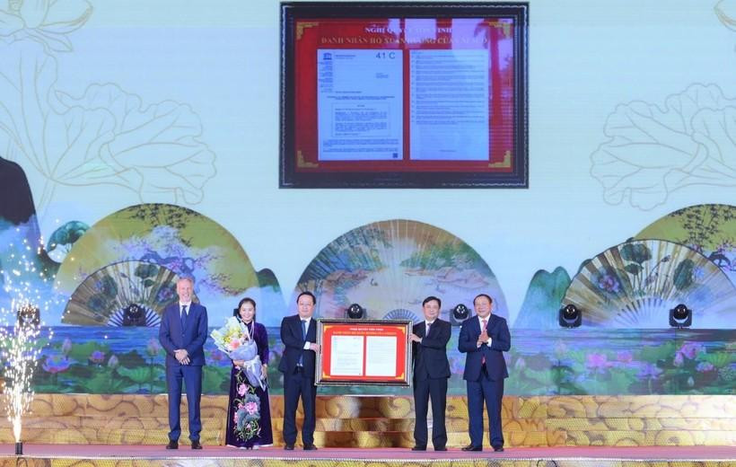 Trưởng Đại diện UNESCO tại Việt Nam trao Nghị quyết tôn vinh nữ sĩ Hồ Xuân Hương cho phía Việt Nam.