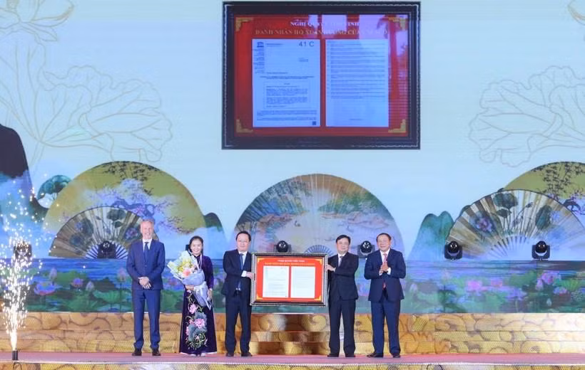 Trưởng Đại diện UNESCO tại Việt Nam trao Nghị quyết tôn vinh nữ sĩ Hồ Xuân Hương cho phía Việt Nam.