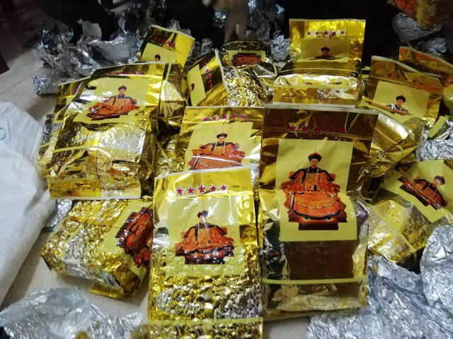 Ma túy đá được đóng gói như gói chè, in chữ nước ngoài Ma túy đá được đóng gói như gói chè, in chữ nước ngoài