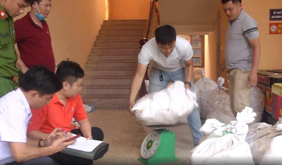 Số ma túy bỏ trong bao tải được các đối tượng bỏ lại sau khi "đánh hơi" thấy công an thực hiện truy quét Số ma túy bỏ trong bao tải được các đối tượng bỏ lại sau khi "đánh hơi" thấy công an thực hiện truy quét