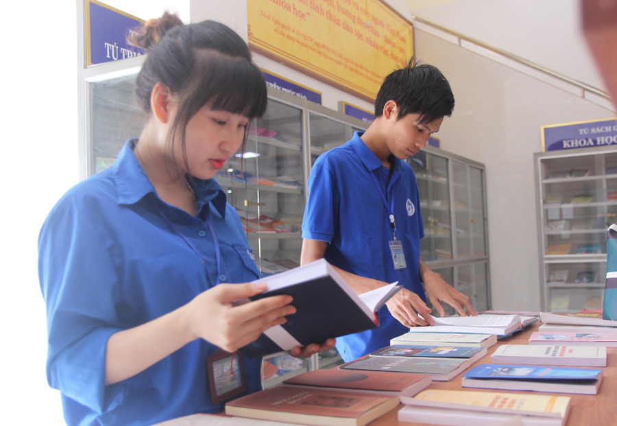 Học sinh, sinh viên có thể đọc sách "truyền thống" hoặc điện tử Học sinh, sinh viên có thể đọc sách "truyền thống" hoặc điện tử