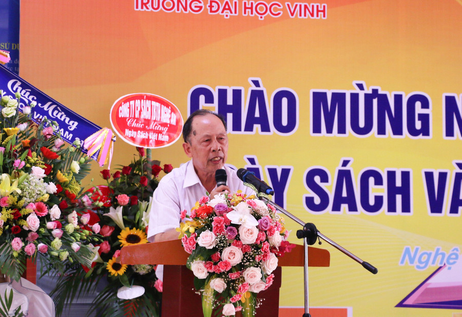 Nhà văn Nguyễn Thế Quang - có tác phẩm đạt giải thưởng của Hội Nhà văn Việt Nam - giao lưu với HSSV Nhà văn Nguyễn Thế Quang - có tác phẩm đạt giải thưởng của Hội Nhà văn Việt Nam - giao lưu với HSSV