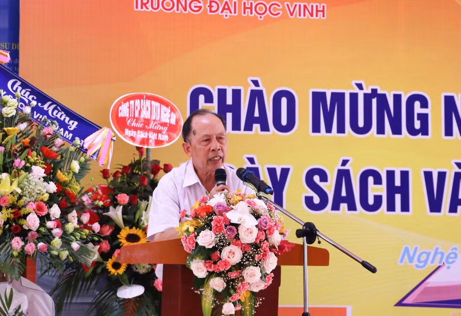 Nhà văn Nguyễn Thế Quang - có tác phẩm đạt giải thưởng của Hội Nhà văn Việt Nam - giao lưu với HSSV Nhà văn Nguyễn Thế Quang - có tác phẩm đạt giải thưởng của Hội Nhà văn Việt Nam - giao lưu với HSSV