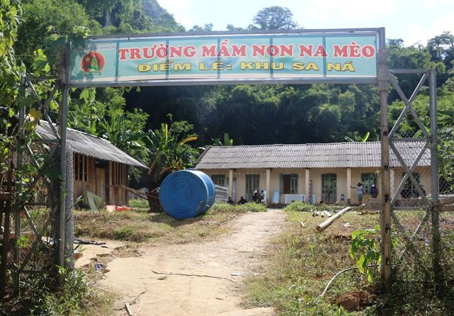 Ngoài việc dựng 4 phòng học lắp ghép, huyện Quan Sơn cũng sẽ sửa chữa 4 phòng học Mầm non tại khu Sa Ná để đón 54 cháu của hai bản Son và Sa Ná vào học tạm trong thời gian chờ xây dựng trường mới. Ngoài việc dựng 4 phòng học lắp ghép, huyện Quan Sơn cũng sẽ sửa chữa 4 phòng học Mầm non tại khu Sa Ná để đón 54 cháu của hai bản Son và Sa Ná vào học tạm trong thời gian chờ xây dựng trường mới.