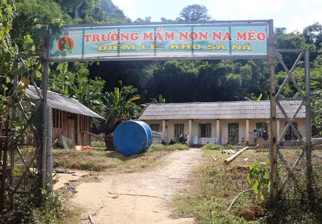 Ngoài việc dựng 4 phòng học lắp ghép, huyện Quan Sơn cũng sẽ sửa chữa 4 phòng học Mầm non tại khu Sa Ná để đón 54 cháu của hai bản Son và Sa Ná vào học tạm trong thời gian chờ xây dựng trường mới.