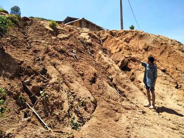 Người dân bất an vì đất từ trên đồi xói xuống.