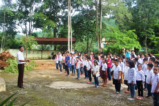 Thầy giáo dặn dò học sinh trong buổi tựu trường.