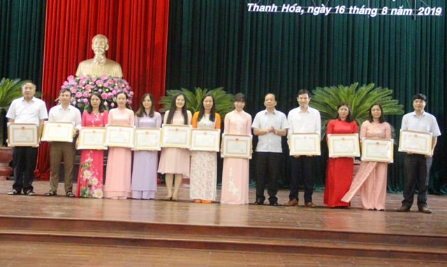 Các giáo viên Trường THPT chuyên Lam Sơn nhận thưởng tại buổi lễ Tổng kết năm học 2018-2019